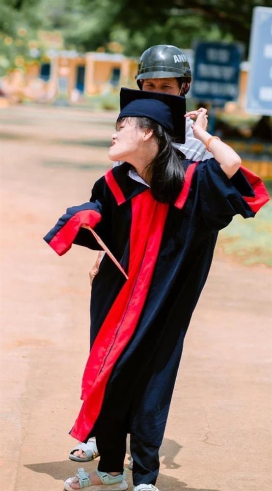 Khoảnh khắc ấm áp nữ sinh bên cha trong ngày chụp kỷ yếu-2