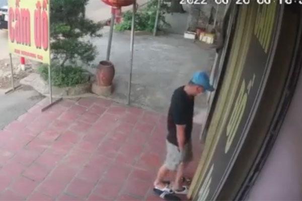 Clip: Chở bạn trai vào đổ đầy bình xăng, cô gái rồ ga chạy mất hút-1