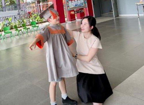 Con trai Ly Kute - Mạc Hồng Quân cao lớn ngỡ ngàng ngày tốt nghiệp-4