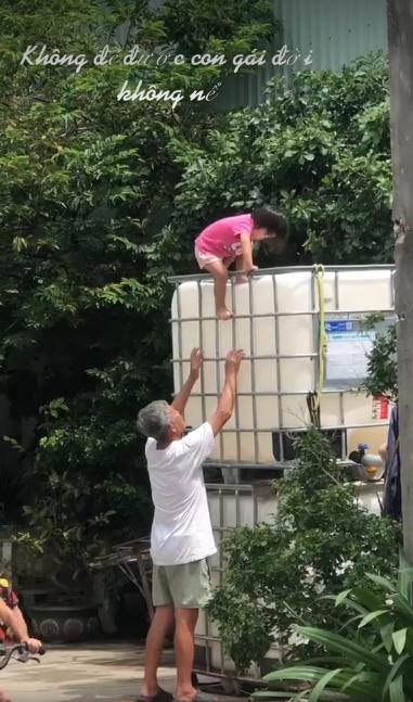 Bé gái leo trèo khiến ông ngoại hết hồn, cái kết cười muốn sảng-1