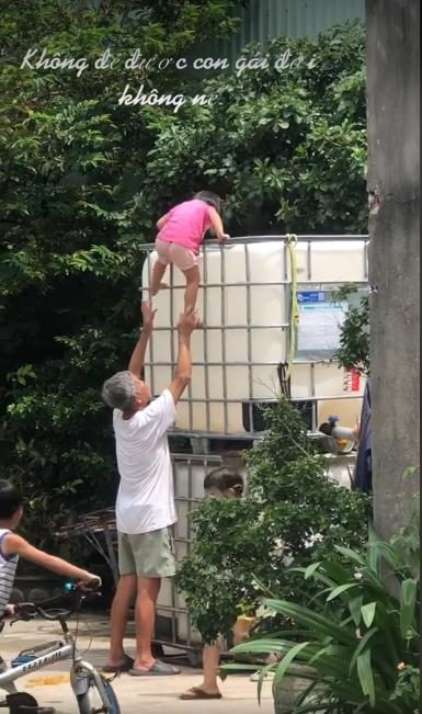 Bé gái leo trèo khiến ông ngoại hết hồn, cái kết cười muốn sảng-2
