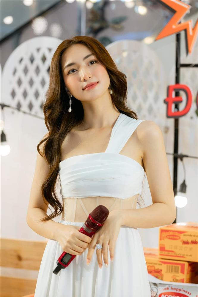 Ngang ngược như Hòa Minzy, đòi mở nhạc nhưng không chịu hát?-4