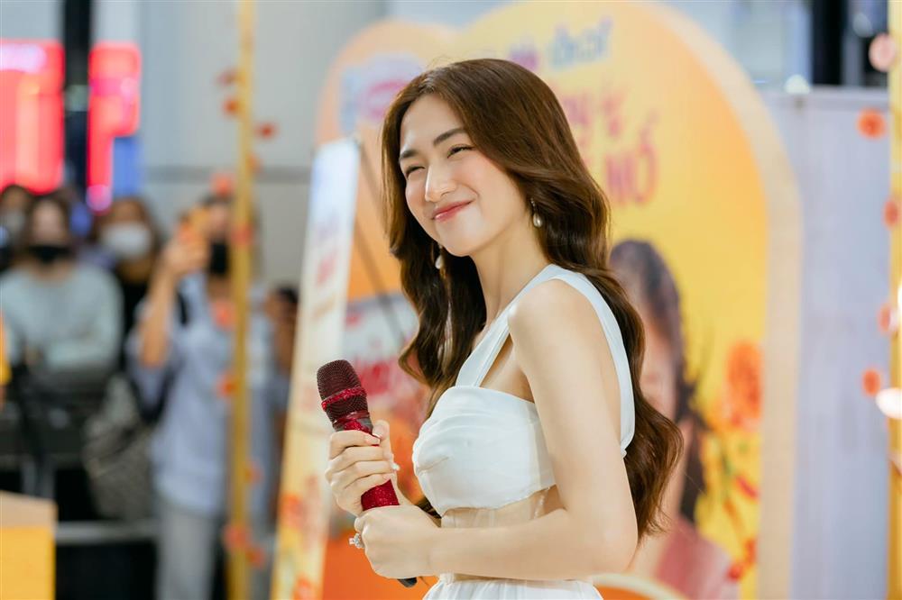 Ngang ngược như Hòa Minzy, đòi mở nhạc nhưng không chịu hát?-1