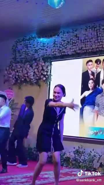 Hương Giang mặt không lông mày quẩy tung sân khấu-1