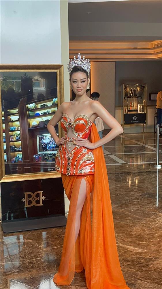 Khánh Vân lép vế Miss Universe 2005 qua ống kính camera thường-4
