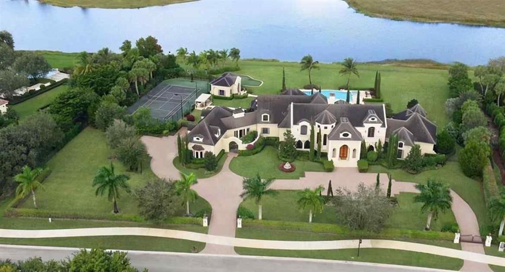 Cha nuôi lấy nhà của Lưu Diệc Phi cho người tình ở?-4