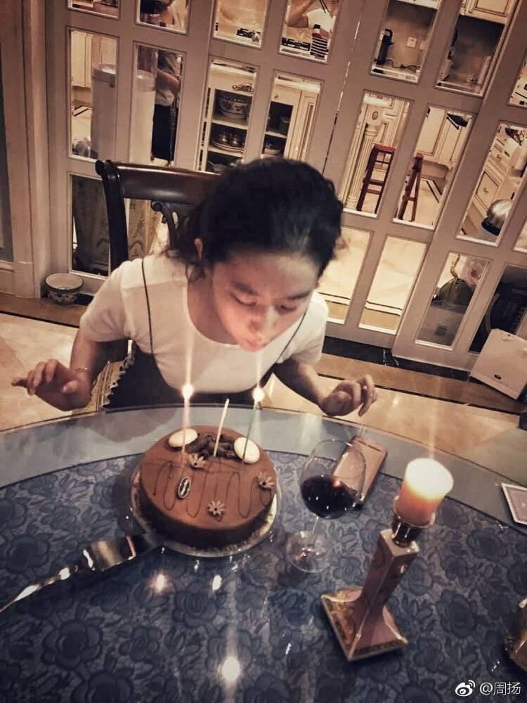 Cha nuôi lấy nhà của Lưu Diệc Phi cho người tình ở?-11