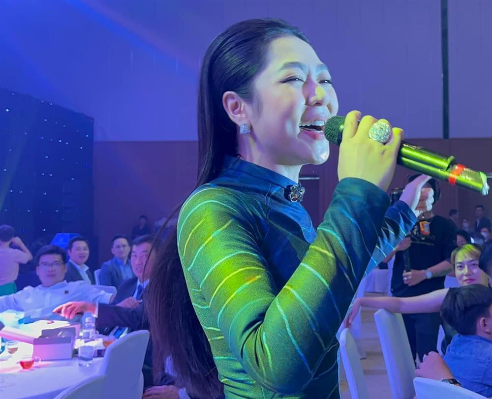 Bố đẻ Hà Thanh Xuân nghĩ gì khi con gái lấy Vua cá Koi?-2