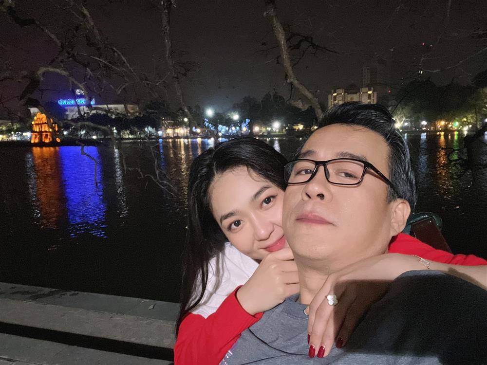 Bố đẻ Hà Thanh Xuân nghĩ gì khi con gái lấy Vua cá Koi?-1