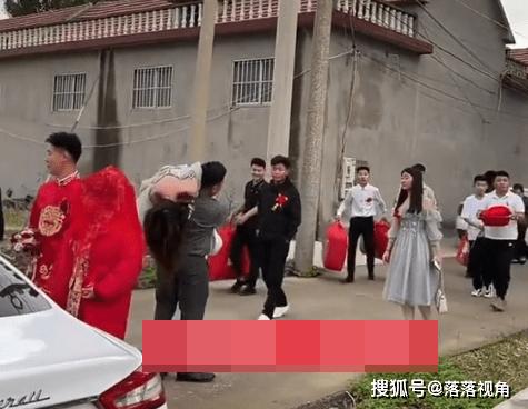 Phù rể phù dâu giật spotlight tân lang tân nương vì hành động bỏng mắt-2