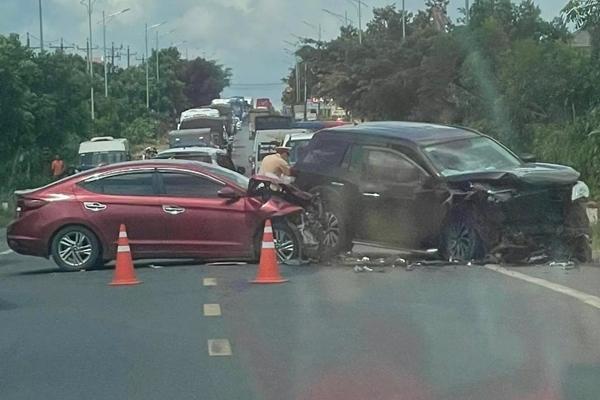 2 xe container va chạm, một tài xế bị đá đè gãy luôn 2 chân-2