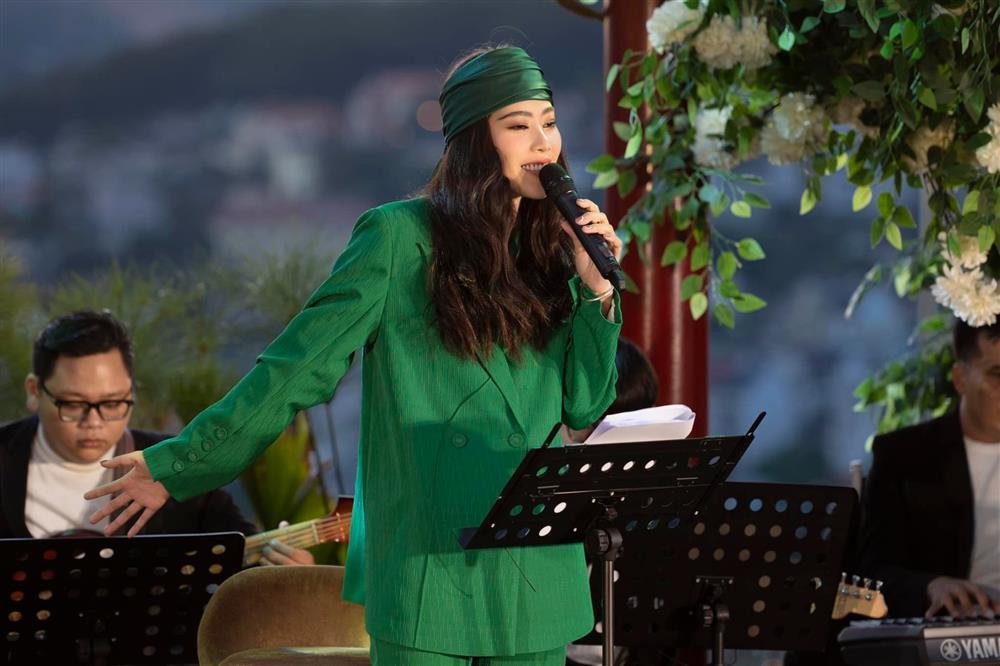 Nam Em chạy show mệt đến nỗi không mở nổi mắt mà vẫn cố hát-1