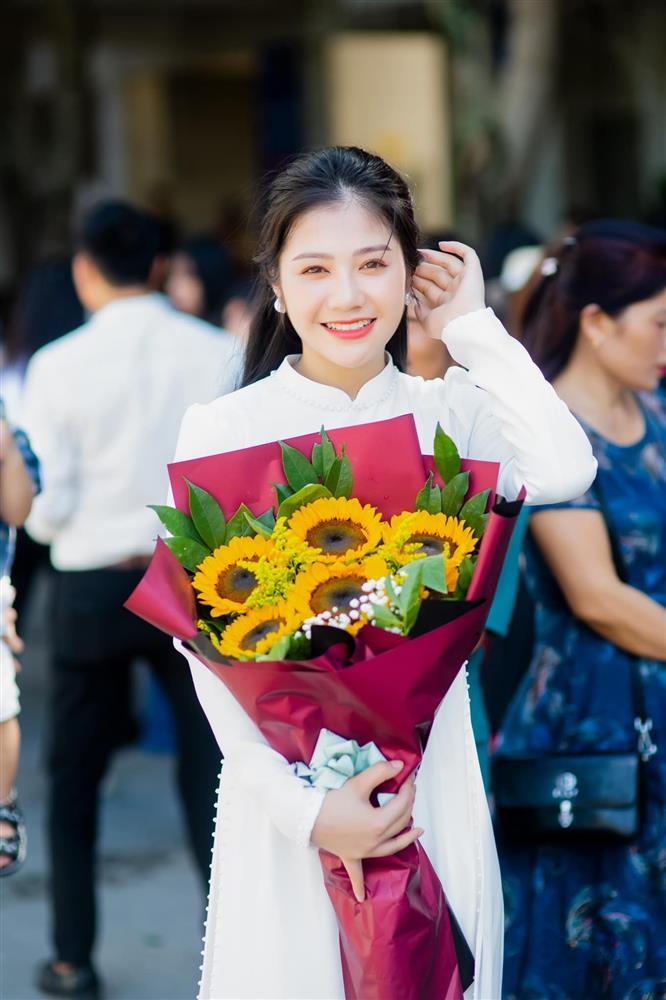 In 4 nữ sinh siêu đẹp, bế 2 con chụp kỷ yếu gây bão khắp MXH-2