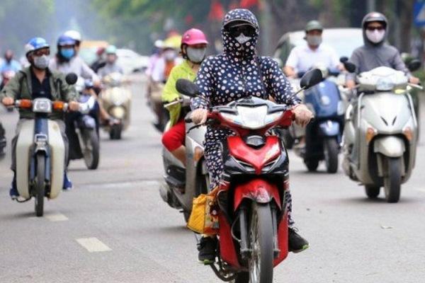 Mưa lớn giờ tan tầm, người đi đường vật lộn với nước ngập-12