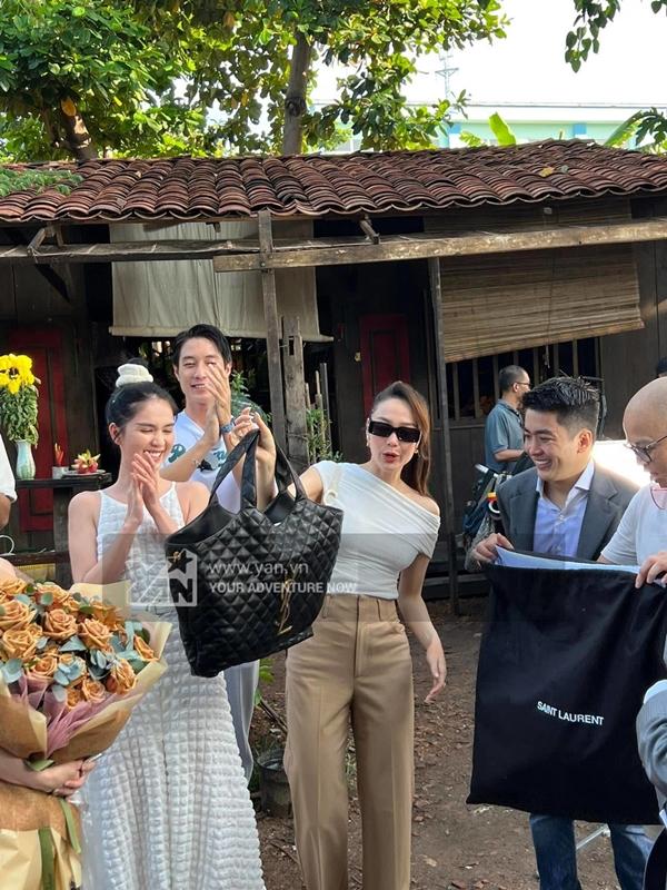 Ngọc Trinh tặng túi gần trăm triệu cho Minh Hằng ngay ngày đầu đóng phim-14