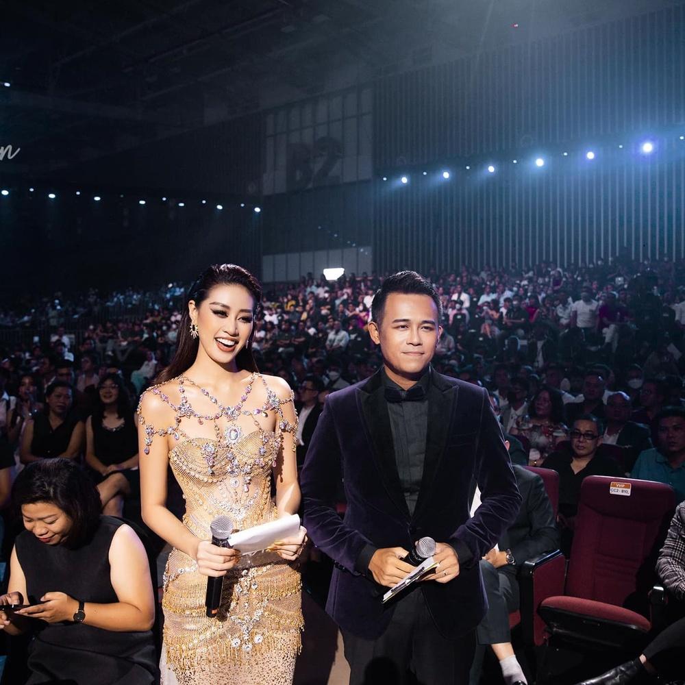 Làm MC MUV, Khánh Vân xài lại tín vật may mắn lúc đăng quang-4