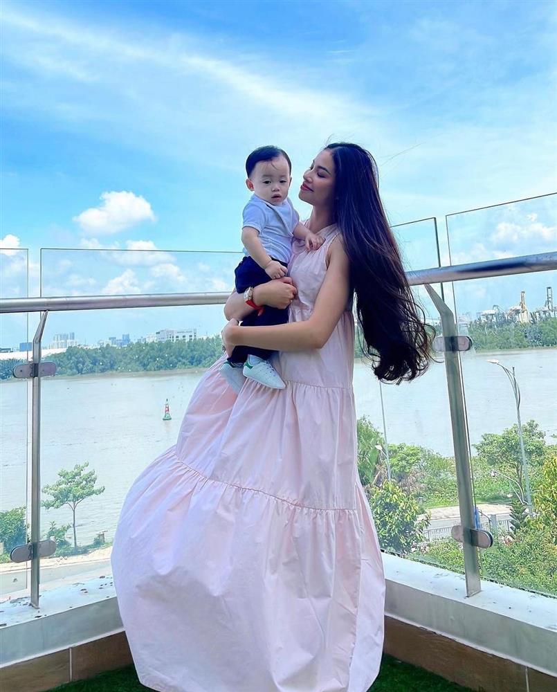 Phạm Hương đưa 2 con về Hải Phòng viếng ông ngoại-3