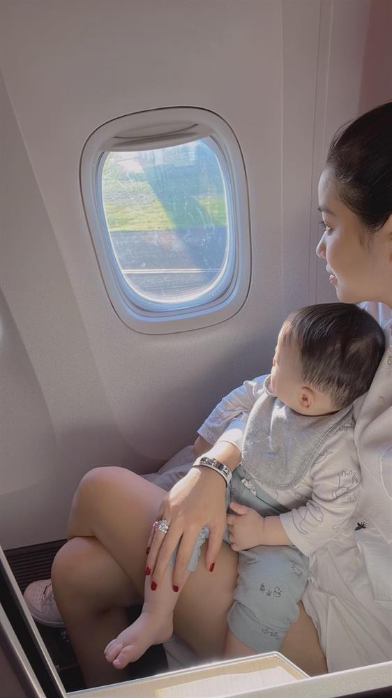 Phạm Hương đưa 2 con về Hải Phòng viếng ông ngoại-7