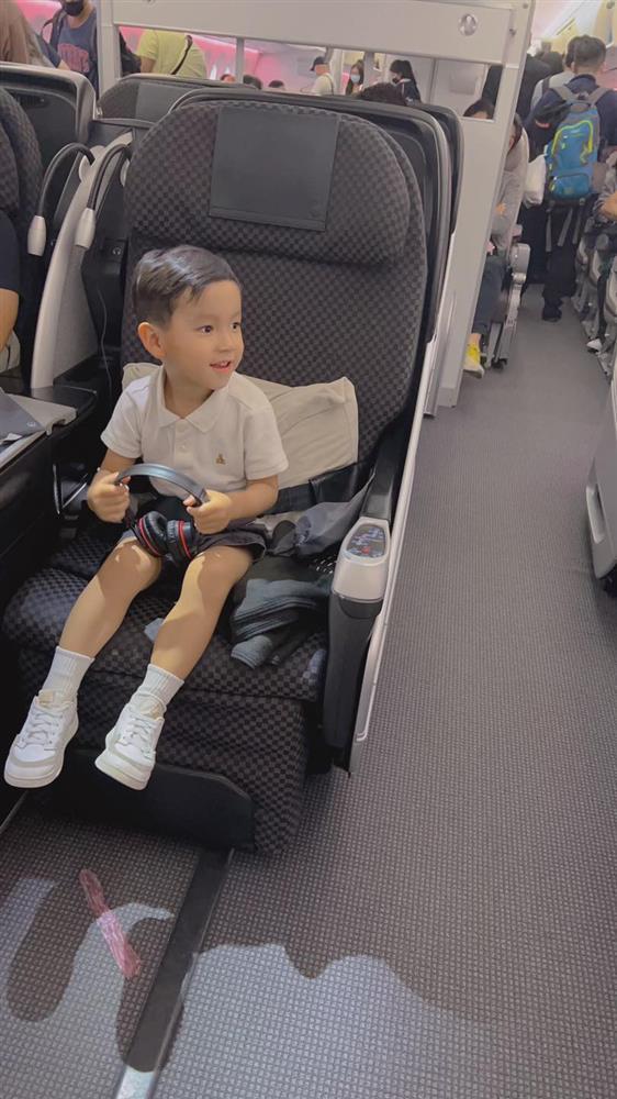 Phạm Hương đưa 2 con về Hải Phòng viếng ông ngoại-8