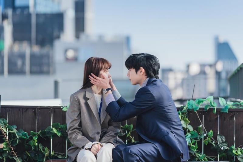 Kim Young Dae không chuẩn bị gì cho cảnh hôn Lee Sung Kyung-3