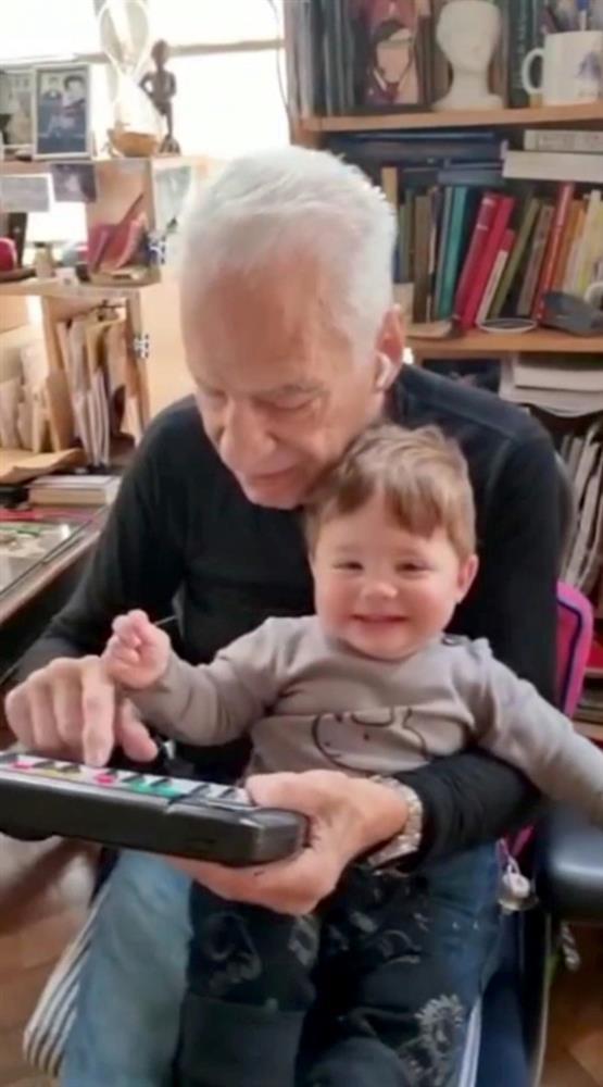 Cụ ông hạnh phúc khi có thêm con ở tuổi 83-4