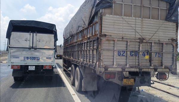 Tài xế xe tải cầm dao dọa chém lái xe cứu thương-2