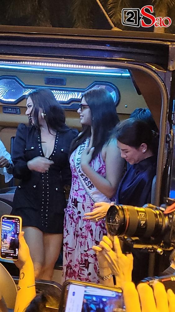 Miss Universe 2021 mặc sến, lộ body tròn trịa khi đến Việt Nam-12