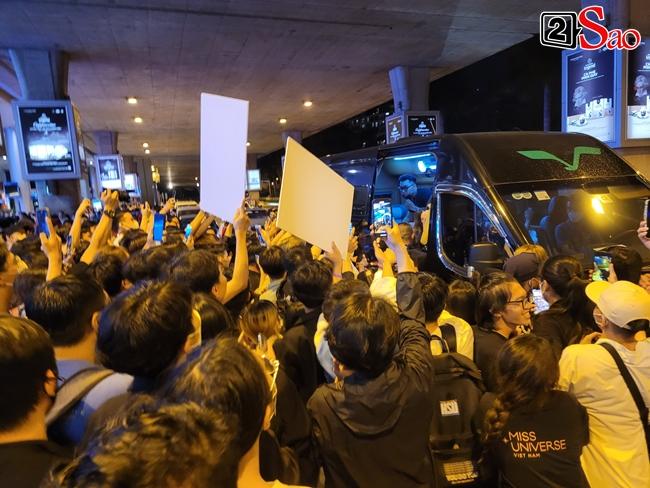 Miss Universe 2021 mặc sến, lộ body tròn trịa khi đến Việt Nam-13