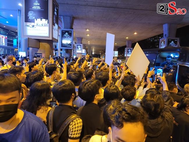 Miss Universe 2021 mặc sến, lộ body tròn trịa khi đến Việt Nam-14