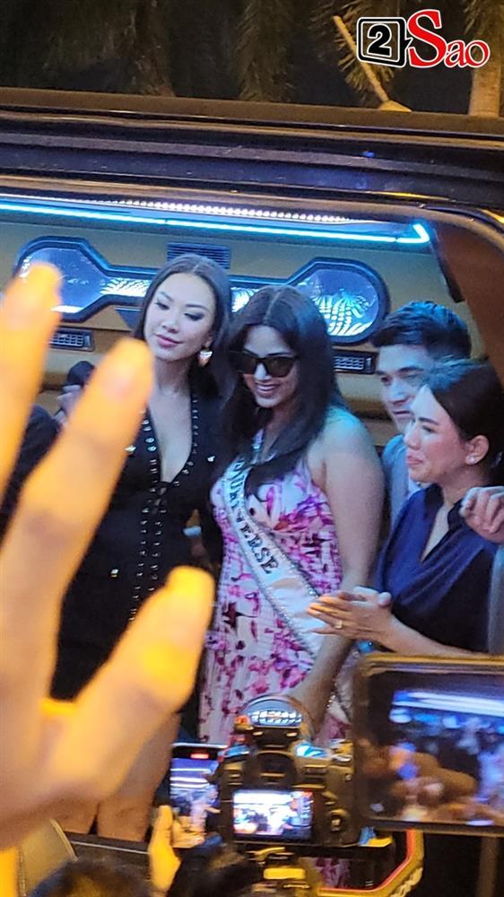 Miss Universe 2021 mặc sến, lộ body tròn trịa khi đến Việt Nam-9