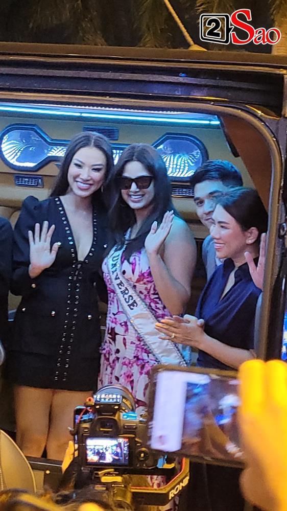 Miss Universe 2021 mặc sến, lộ body tròn trịa khi đến Việt Nam-8