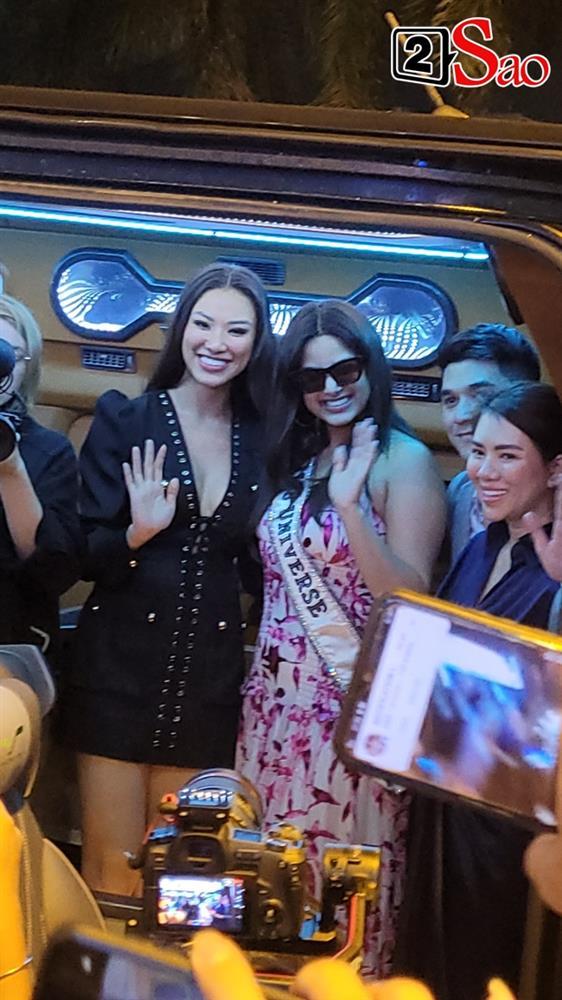 Miss Universe 2021 mặc sến, lộ body tròn trịa khi đến Việt Nam-10