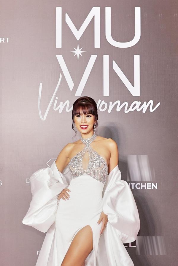 Đụng váy xẻ chân ngực: Hà Anh sexy, Tường San chẳng kém-2