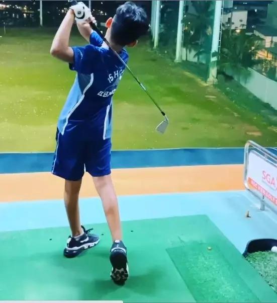 Quý tử 11 tuổi của Lệ Quyên tỏ tình như người lớn với bạn gái Tây-11