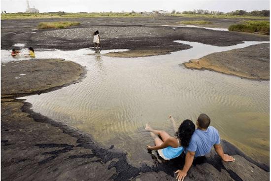 Hồ bất thường nhất thế giới: Không nhiều nước nhưng nơi nào cũng muốn
