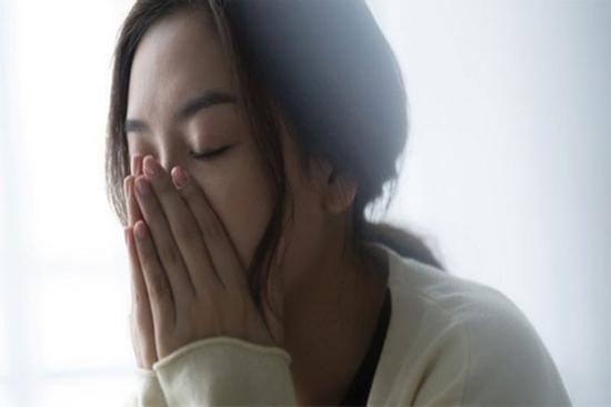 Có 3 con gái, chồng khao khát con trai tới mức đưa đề nghị giày xéo tim vợ