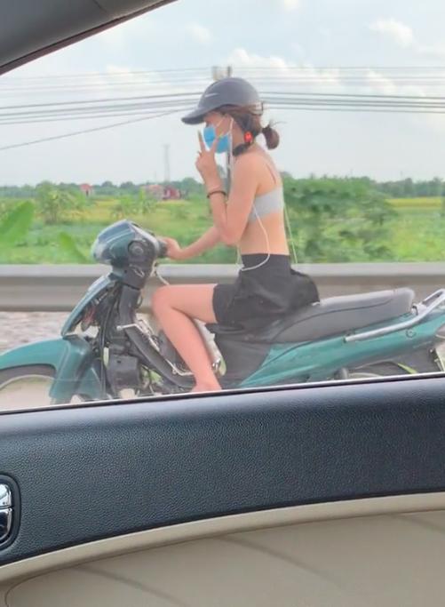 Ngán ngẩm cô gái diện đồ toang hoác, phi xe như tên bắn trên đường-2