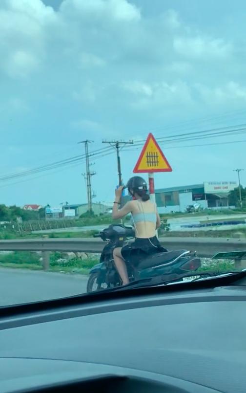 Ngán ngẩm cô gái diện đồ toang hoác, phi xe như tên bắn trên đường-1