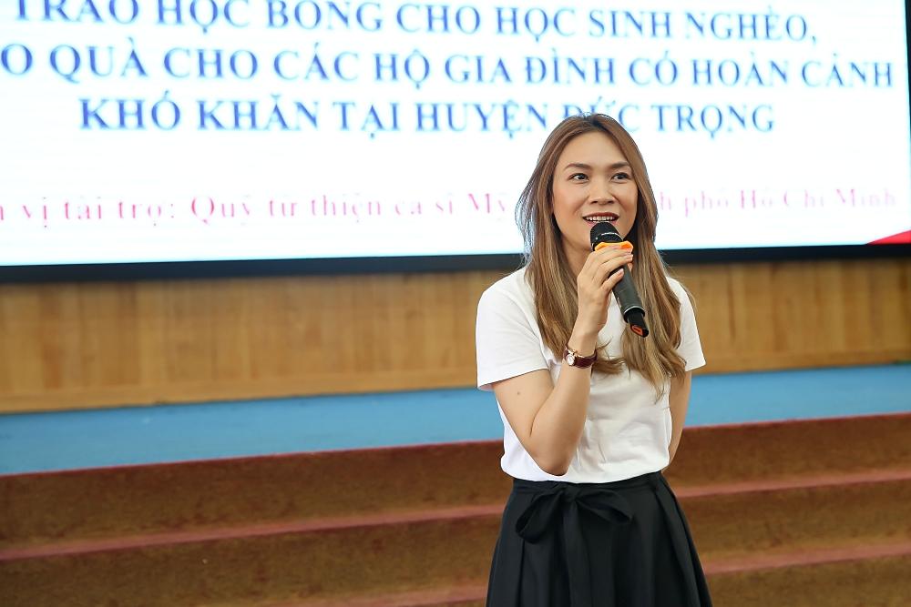 Loạt hành động tinh tế, ghi điểm của Mỹ Tâm khi đi tặng quà-1