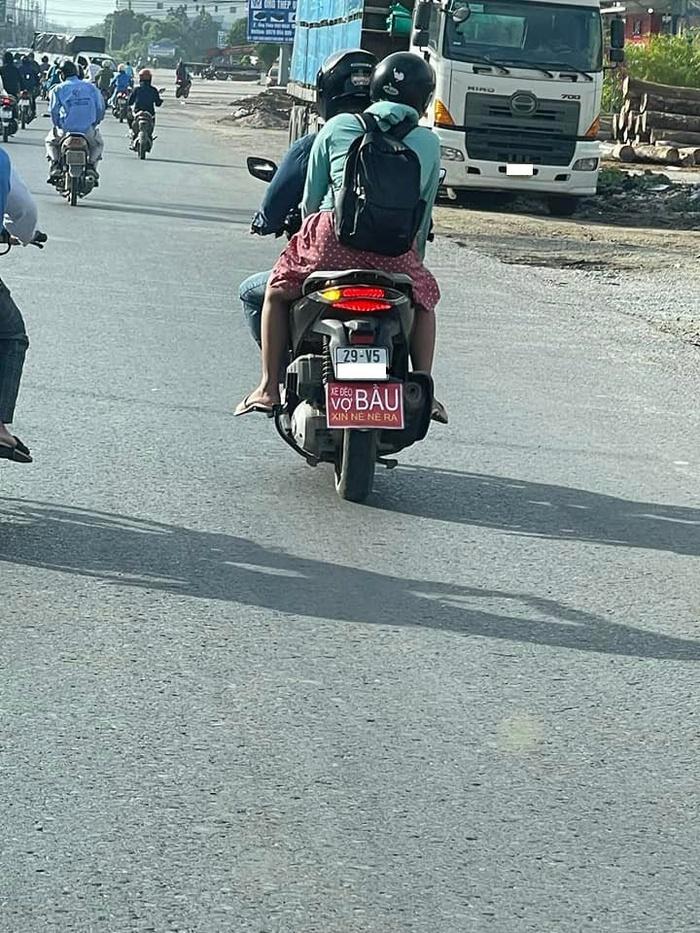 Lo lắng vợ bầu ngồi xe máy, chồng viết lời nhắn ấm cả cõi lòng-1