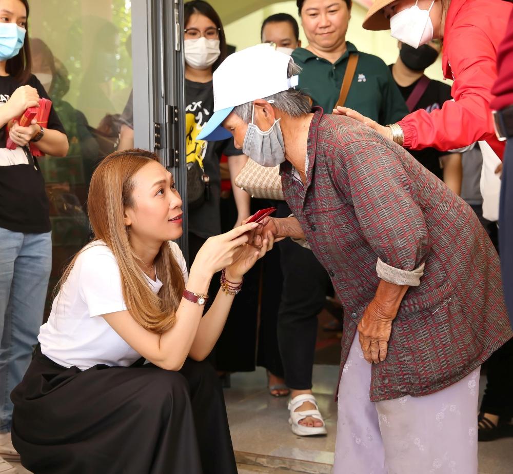 Loạt hành động tinh tế, ghi điểm của Mỹ Tâm khi đi tặng quà-4