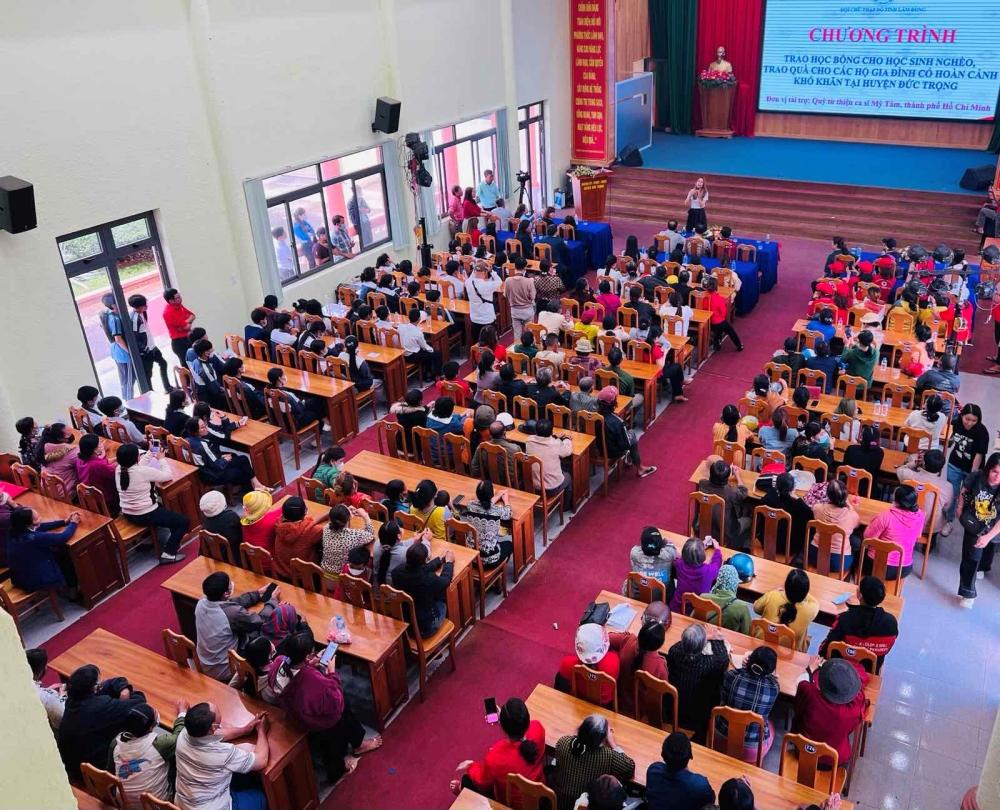 Loạt hành động tinh tế, ghi điểm của Mỹ Tâm khi đi tặng quà-2