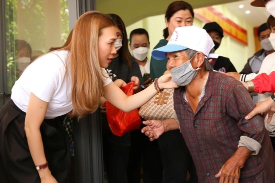 Loạt hành động tinh tế, ghi điểm của Mỹ Tâm khi đi tặng quà