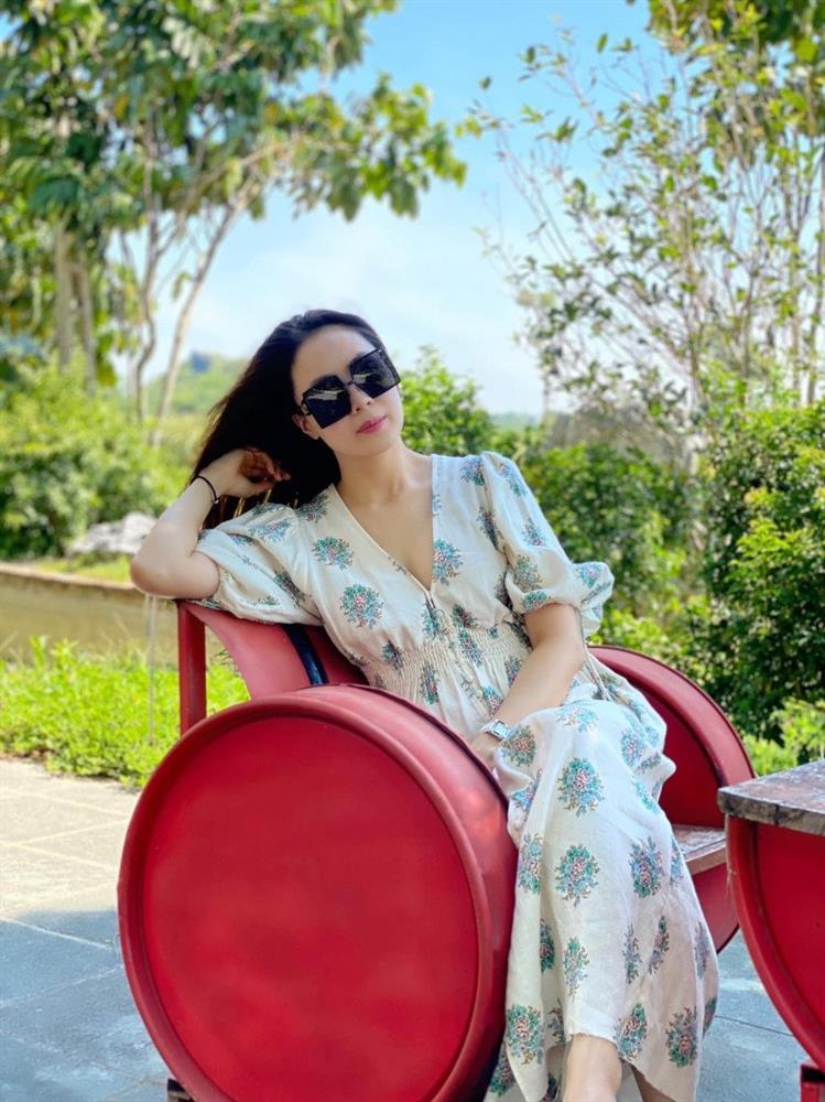 Tủ váy hoa nhí của Hồng Diễm, đi làm, đi chơi đều cân đẹp-10