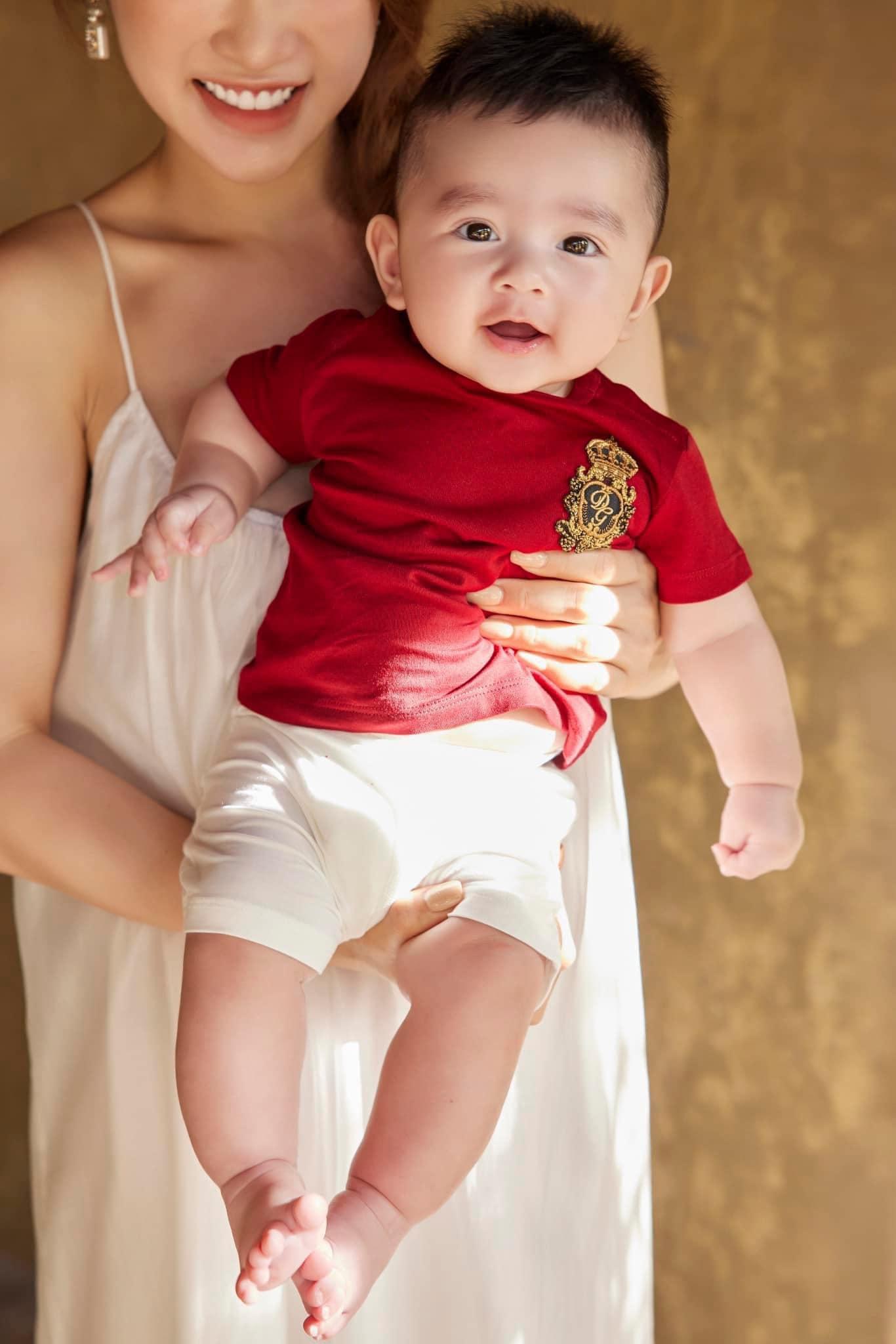 Tuy nhiên, dù có nóng bỏng cỡ nào thì chiếm spotlight chính là bé Gia Khang, Lý Thùy Chang đành xếp phía sau.