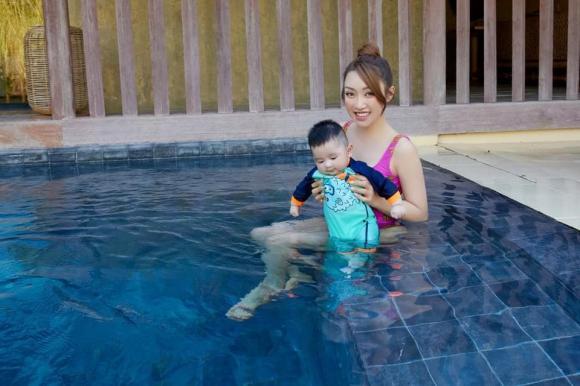 Diện bộ áo tắm liền thân nhưng visual của cậu nhóc mới khiến netizen xuýt xoa vì quá cute, bảnh zai. Mẹ Lý Thùy Chang cũng khoe làn da trắng phát sáng với áo tắm màu hồng rực rỡ.