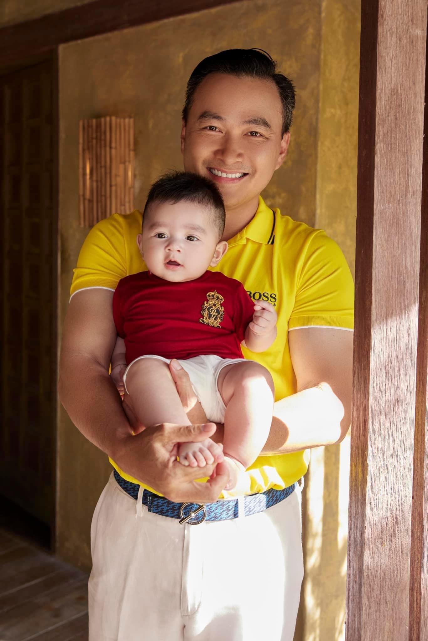 Nhóc tỳ thừa hưởng nhiều nét đẹp từ cha với đôi đôi mắt sáng, má phính, môi nhỏ, mũi cao... mọi nét đều rất hài hòa như một thiên thần.