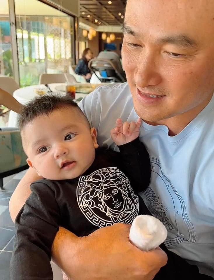 Cư dân mạng mê mẩn với gương mặt cưng xỉu, biểu cảm dễ thương hết phần thiên hạ của Gia Khang.