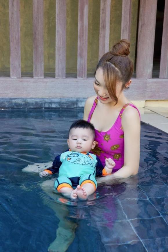 Cả nhà đang có chuyến nghỉ dưỡng tại một resort sang chảnh. Quý tử thả dáng ở bể bơi cùng mẹ.