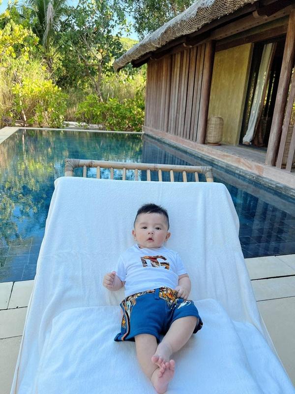 Mới 6 tháng tuổi nhưng quý tử trộm vía cứng cáp, bụ bẫm và khôi ngô.